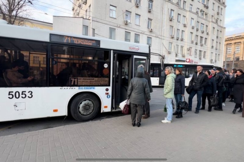 Автобус №71 отъезжает от остановки пустым.