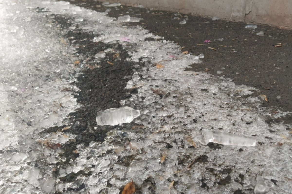 Мэр Барнаула поручил усилить контроль за очисткой крыш и тротуаров
