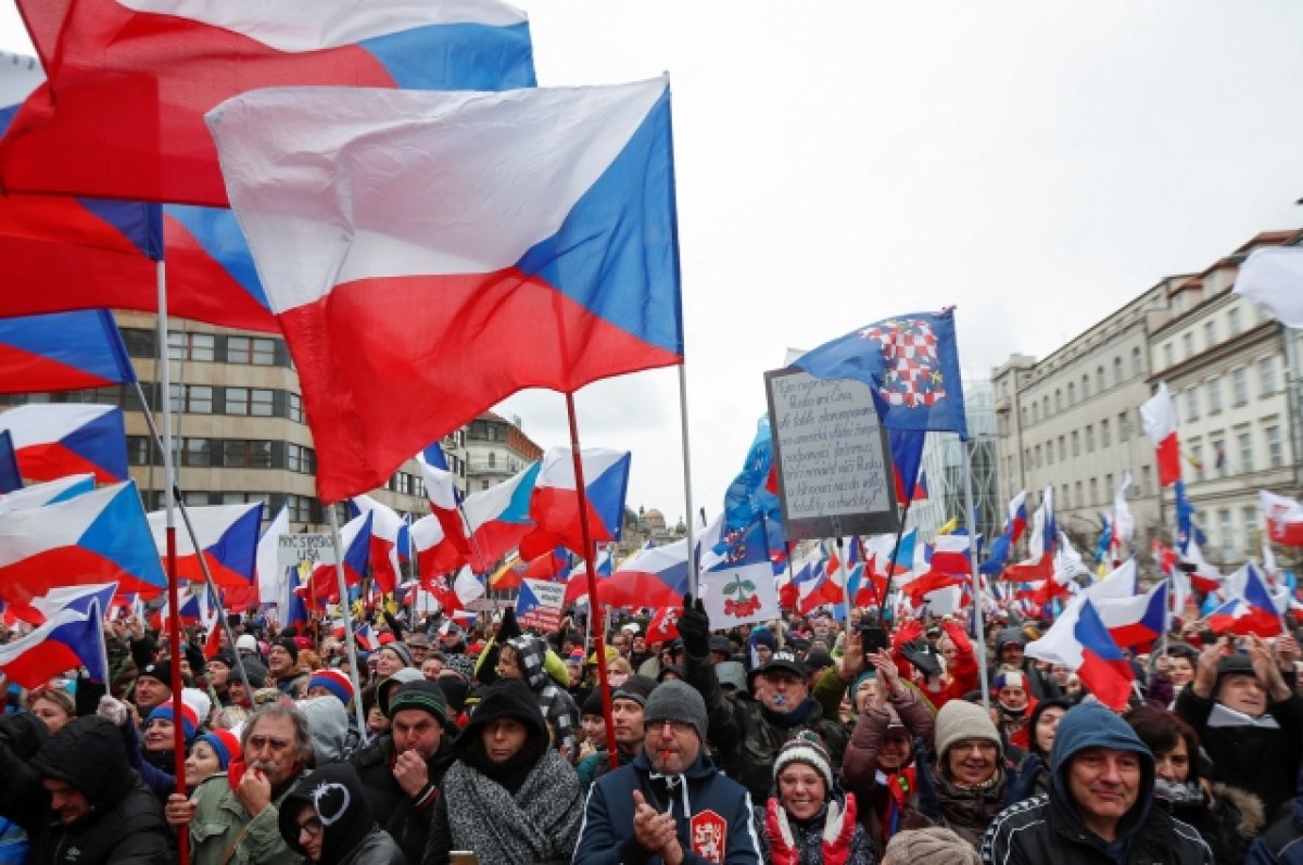 Протестующие в Праге пытались снять флаг Украины со здания музея