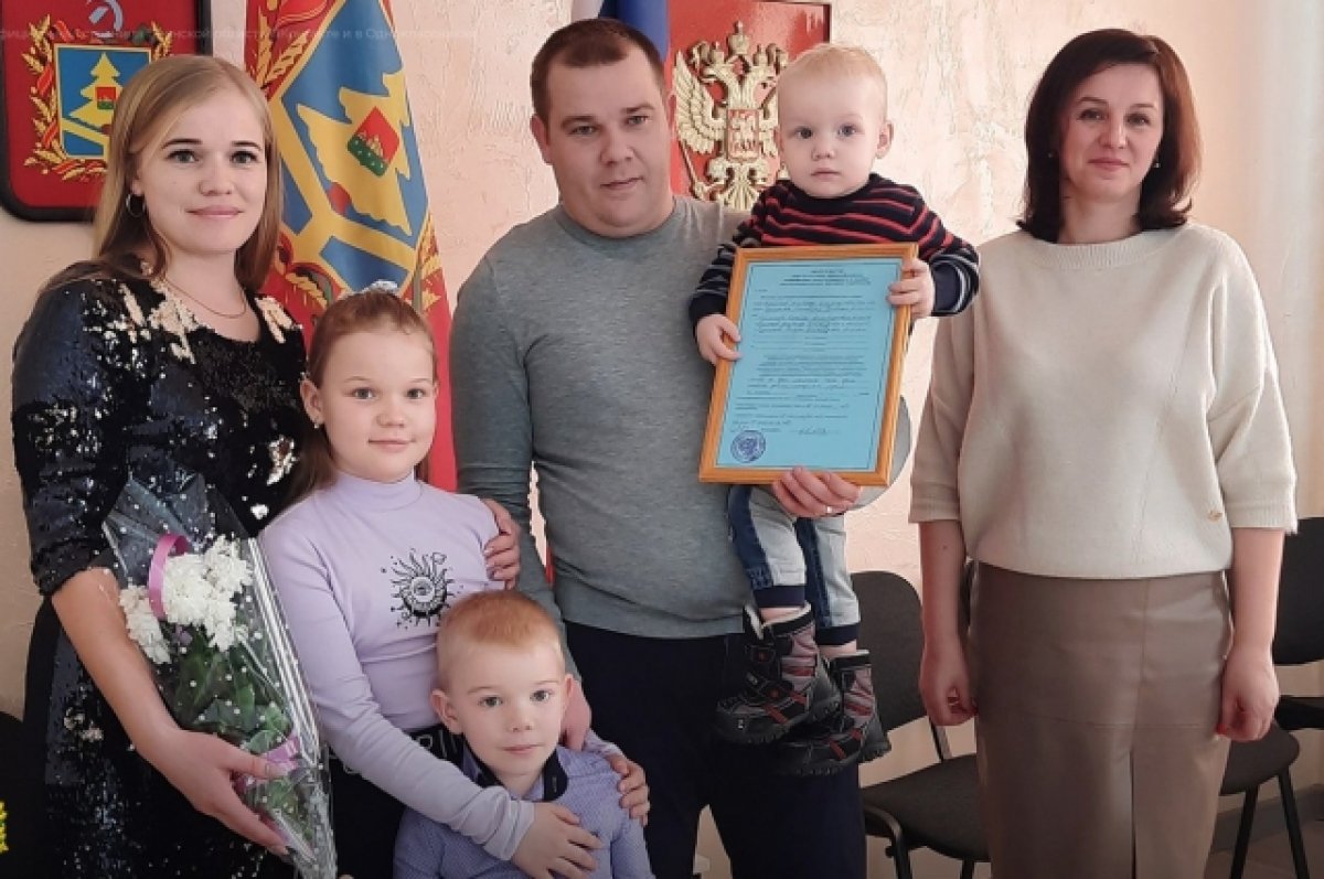 Три многодетные семьи из брянской Клетни получили сертификаты на жилье