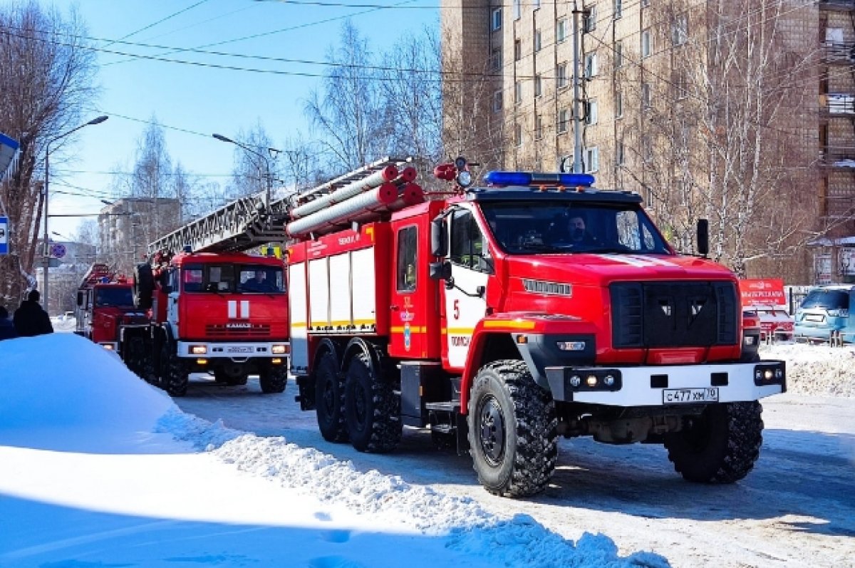 В Томской области обгорели дом, два автомобиля и гараж | АиФ Томск