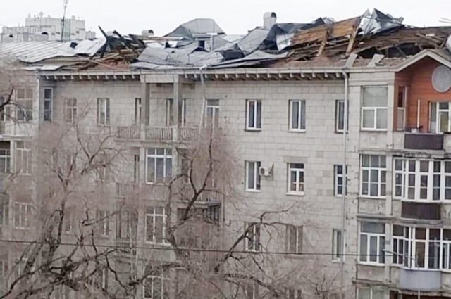 Крышу а Новокузнецке на ул. Металлургов, 32 буквально сорвало.