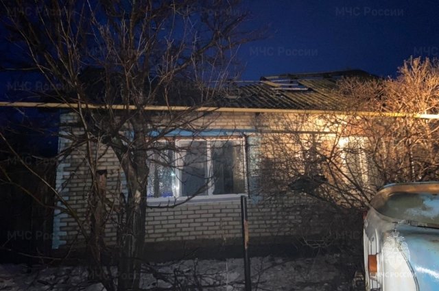 В Первомайском районе пять пожарных тушили жилой дом.