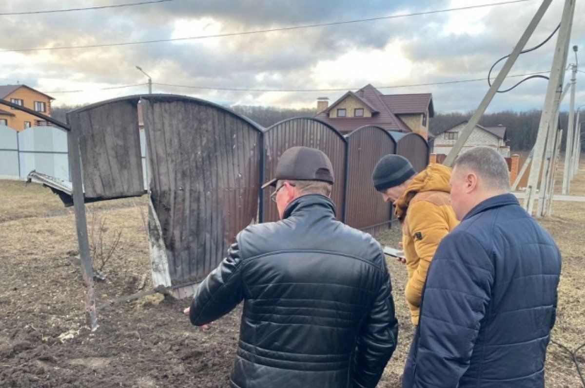 Осколки ракет повредили три дома и четыре авто под Белгородом | АиФ Белгород