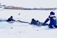 Школьников со льда вывели спасатели.