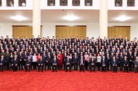 Си Цзиньпин и другие китайские лидеры позируют для группового фото с членами 14-го Национального комитета Народного политического консультативного совещания (НПКСК) 14-го созыва после заключительного заседания первой сессии. Пекин, Китай, 11 марта 2023 г.