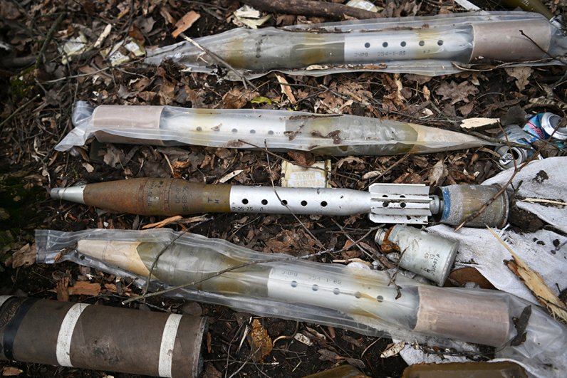 Брошенные боеприпасы от противотанкового гранатомета СПГ-9 в селе Берховка в ДНР.