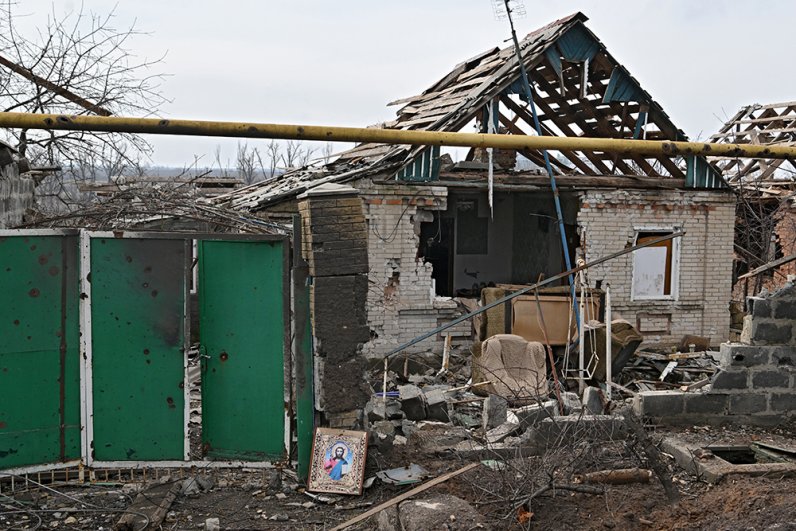 Разрушенный жилой дом в Соледаре. 