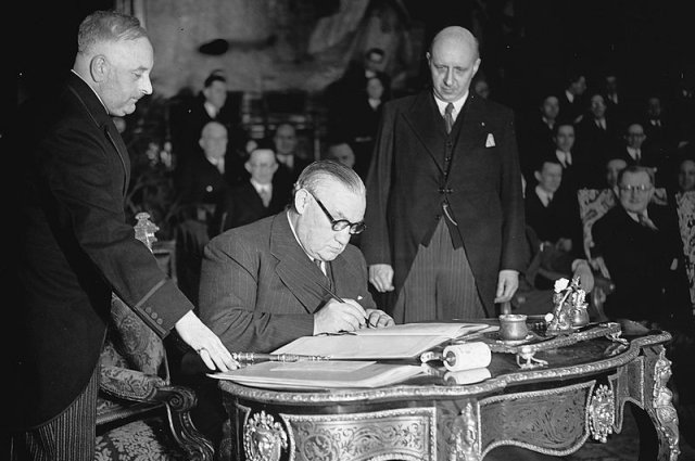Подписание министром иностранных дел Великобритании Эрнестом Бевином Брюссельского договора, 17 марта 1948 года.