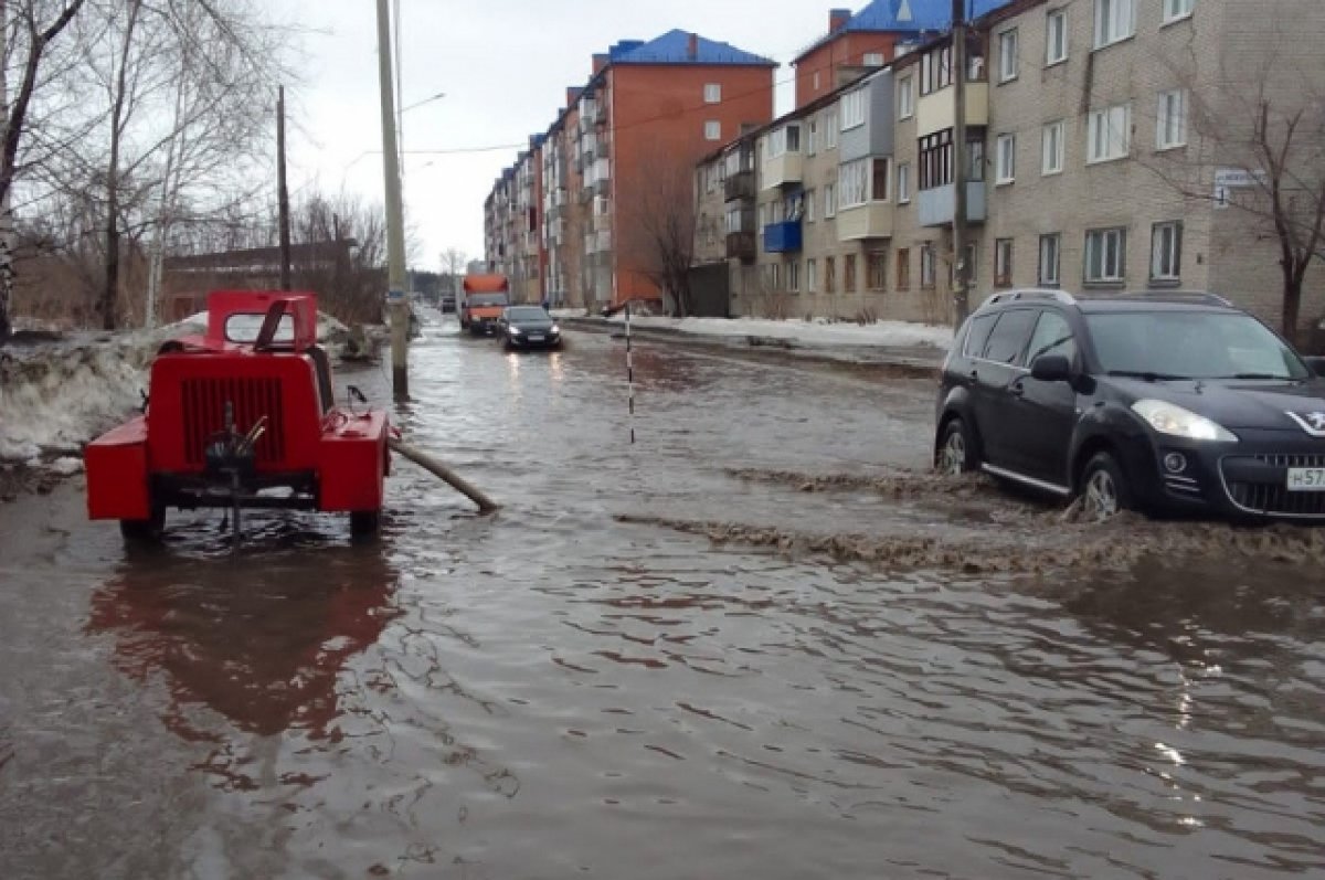 К борьбе с талыми водами на дорогах в Бийске привлекли пожарных