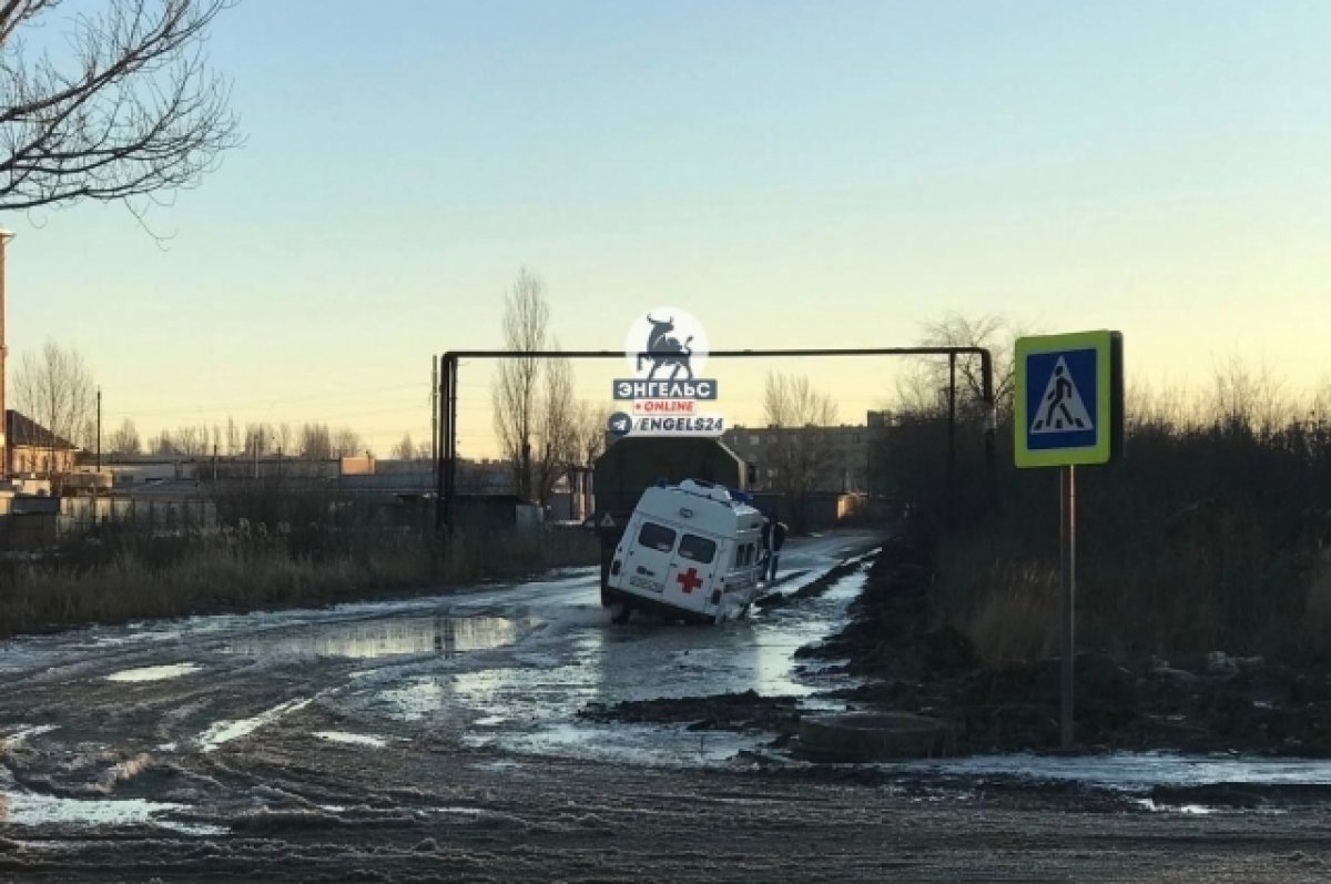 Около горбольницы в Энгельсе застрял автомобиль скорой помощи | АиФ Саратов