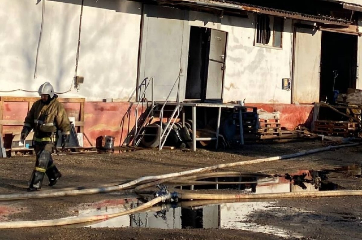 Крупный пожар на складе в Симферополе потушен