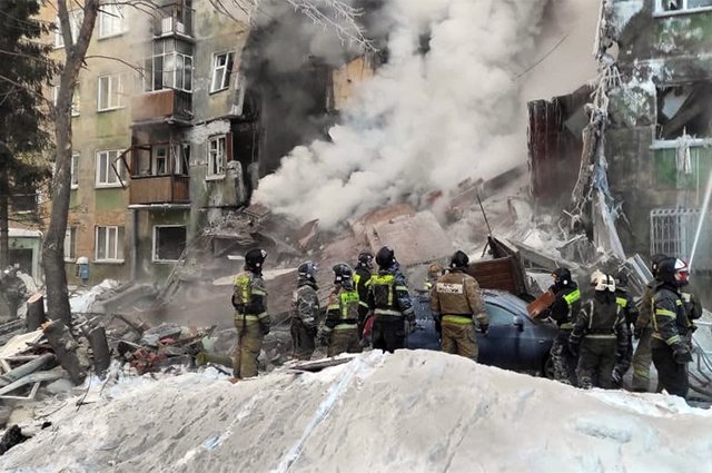Взрыв газа в пятиэтажке на ул. Линейной в Новосибирске вызвал пожар на площади 300 кв. м. Жертвами трагедии стали 15 человек.