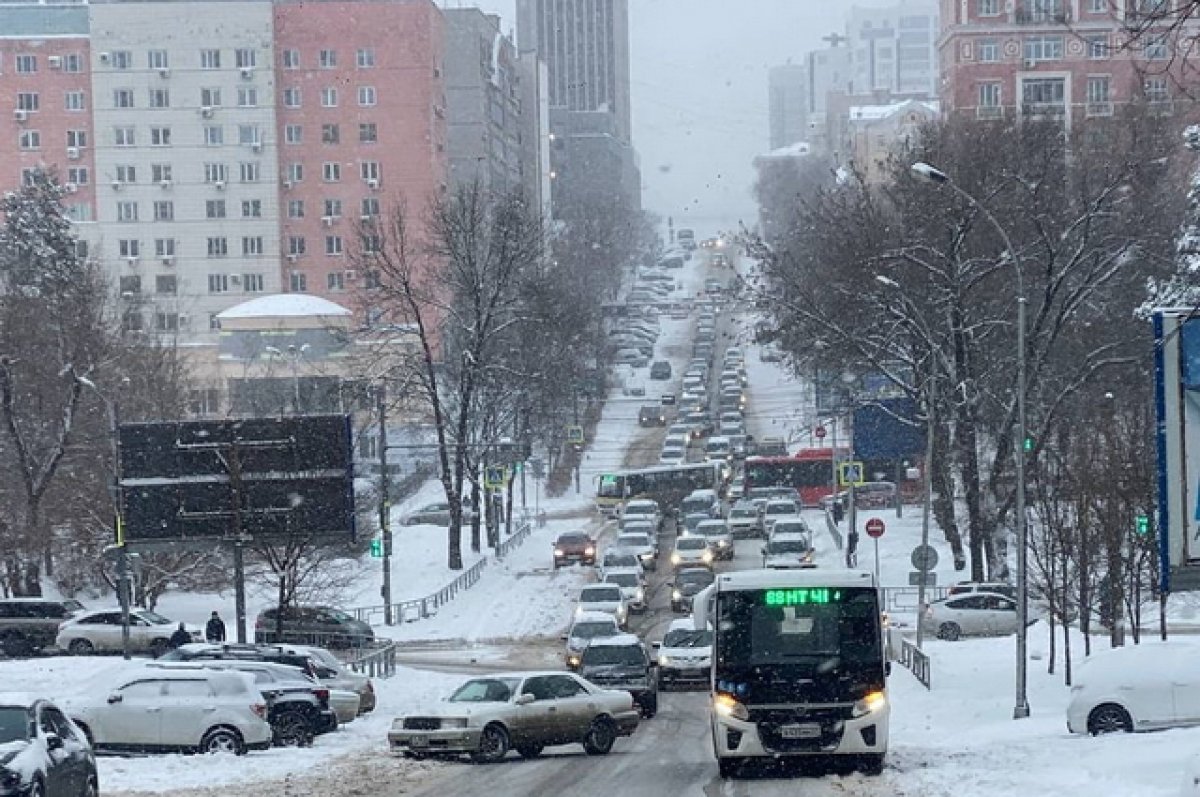 Хабаровск стоит в пробках из-за снега | АиФ Хабаровск