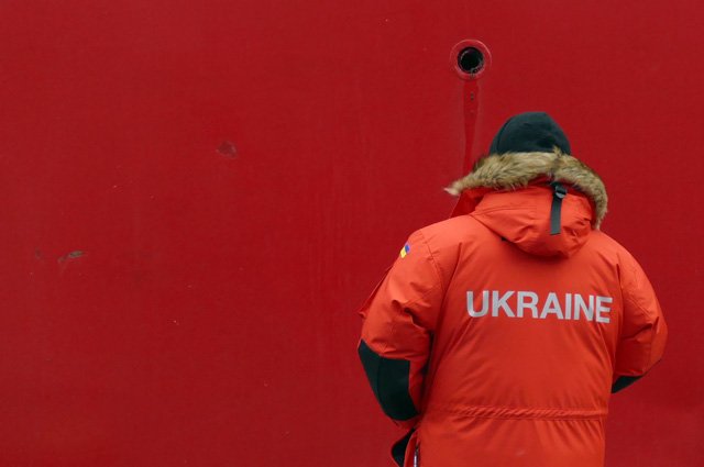 Член экипажа ледокола «Ноосфера» в Одесском морском порту перед отправкой в экспедицию на украинскую станцию «Академик Вернадский» в Антарктиде.