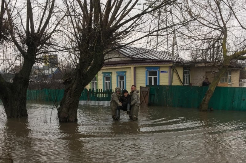 Пожилого мужчину эвакуировали из подтопленного частного дома на улице Львовской в Пензе.