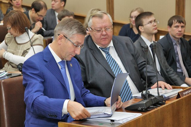 Министр финансов РТ Радик Гайзатуллин (слева) прокомментировал подтверждение кредитных рейтингов Татарстана. 