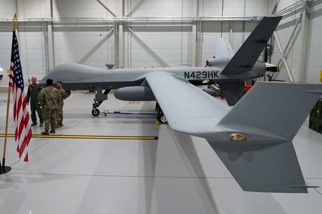 Беспилотный летательный аппарат MQ-9 Reaper ВВС США в ангаре на авиабазе Амари, Эстония.