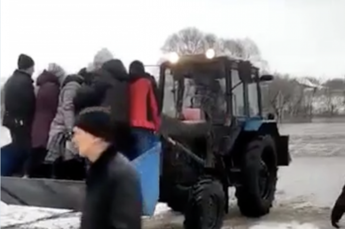 Пензенские власти разбираются с провозом людей через реку в ковше трактора