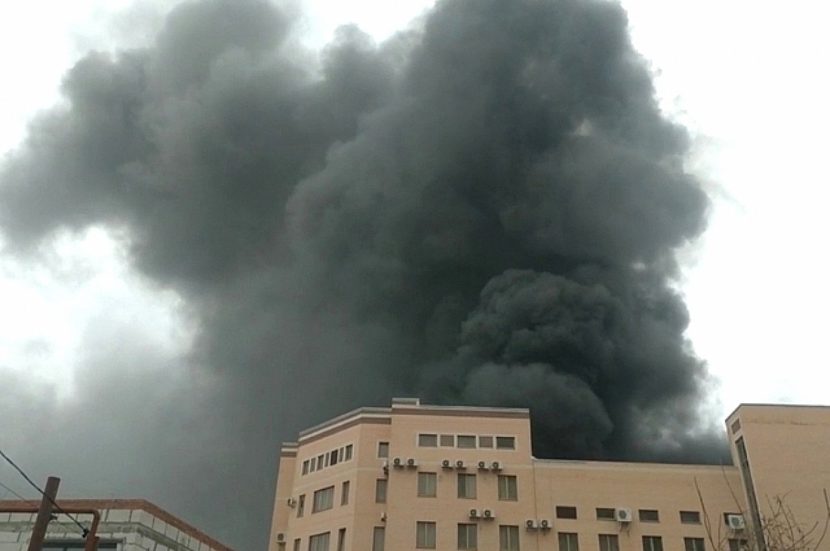 В Ростове-на-Дону горит здание погрануправления ФСБ России