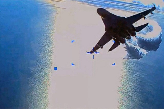 Су-27 сбрасывает топливо во время полета над беспилотным самолетом разведки MQ-9 ВВС США над Черным морем, 14 марта 2023 года.
