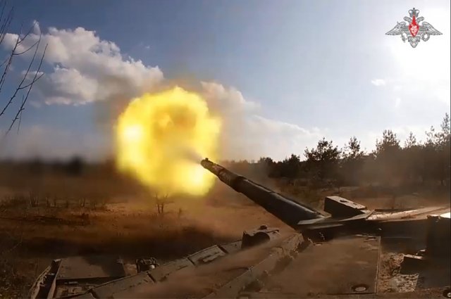 Экипажи танков Т-90М уничтожают позиции противника в зоне СВО
