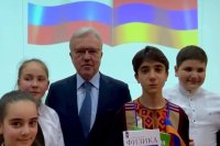 Делегация передала армянским школьникам порядка 1000 учебников по разным предметам на русском языке.