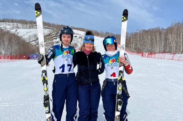Кирилл и Карина Гайдамащук являются членами сборной РФ по горнолыжному спорту (спорт глухих), тренируются под руководством Елены Литвиновой.