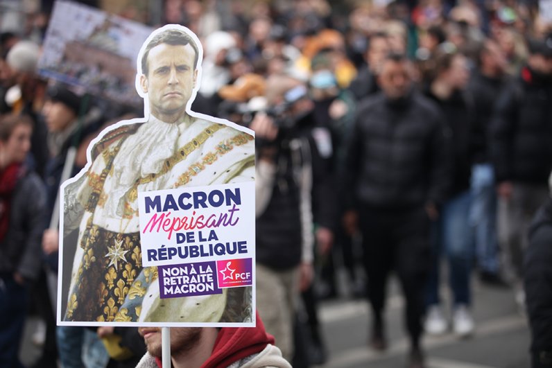 Надпись на плакате «Макрон, презирающий республику.Нет пенсии Макрону».