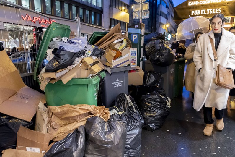Горы мусора на улицах Франции из-за забастовок мусорщиков.