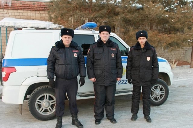 Глава МВД наградил спасавших людей на пожаре в Новотроицке полицейских.