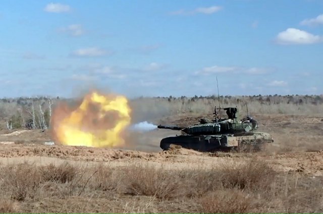 Экипажи танков Т-90М Прорыв тренируются уничтожать технику НАТО