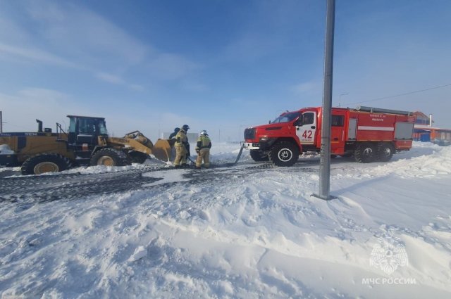 Пожарные оперативно вытащили спецтехнику из снежного плена.