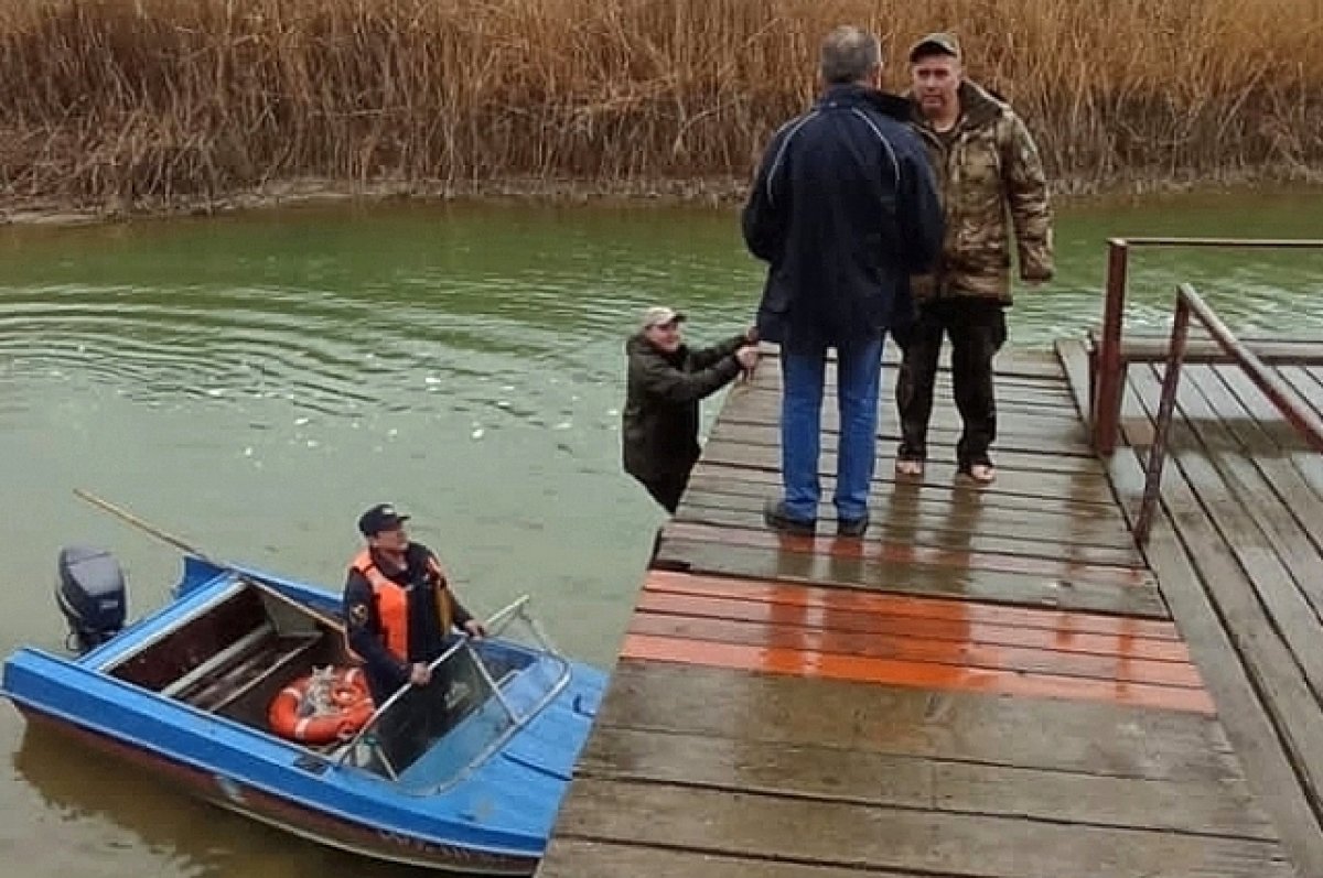 На Дону на реке Маныч спасли сочинских рыбаков, лодка которых дала течь