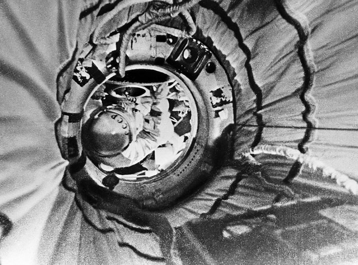Экипаж космического корабля «Восхода-2» - командир корабля Павел Беляев и пилот Алексей Леонов перед стартом.