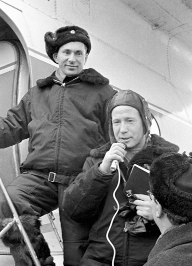 Экипаж космического корабля «Восхода-2» Павел Беляев и Алексей Леонов (справа) дают первое интервью после приземления.