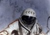 Космонавт Алексей Леонов в открытом космическом пространстве.
