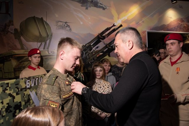 Церемония награждения Андрея Спиренкова медалью «За отвагу»