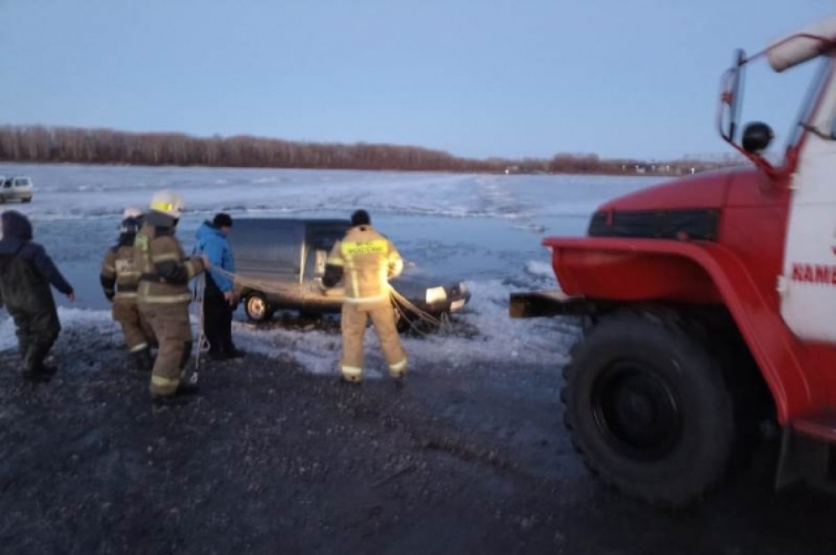 В Алтайском крае автомобиль провалился под лед