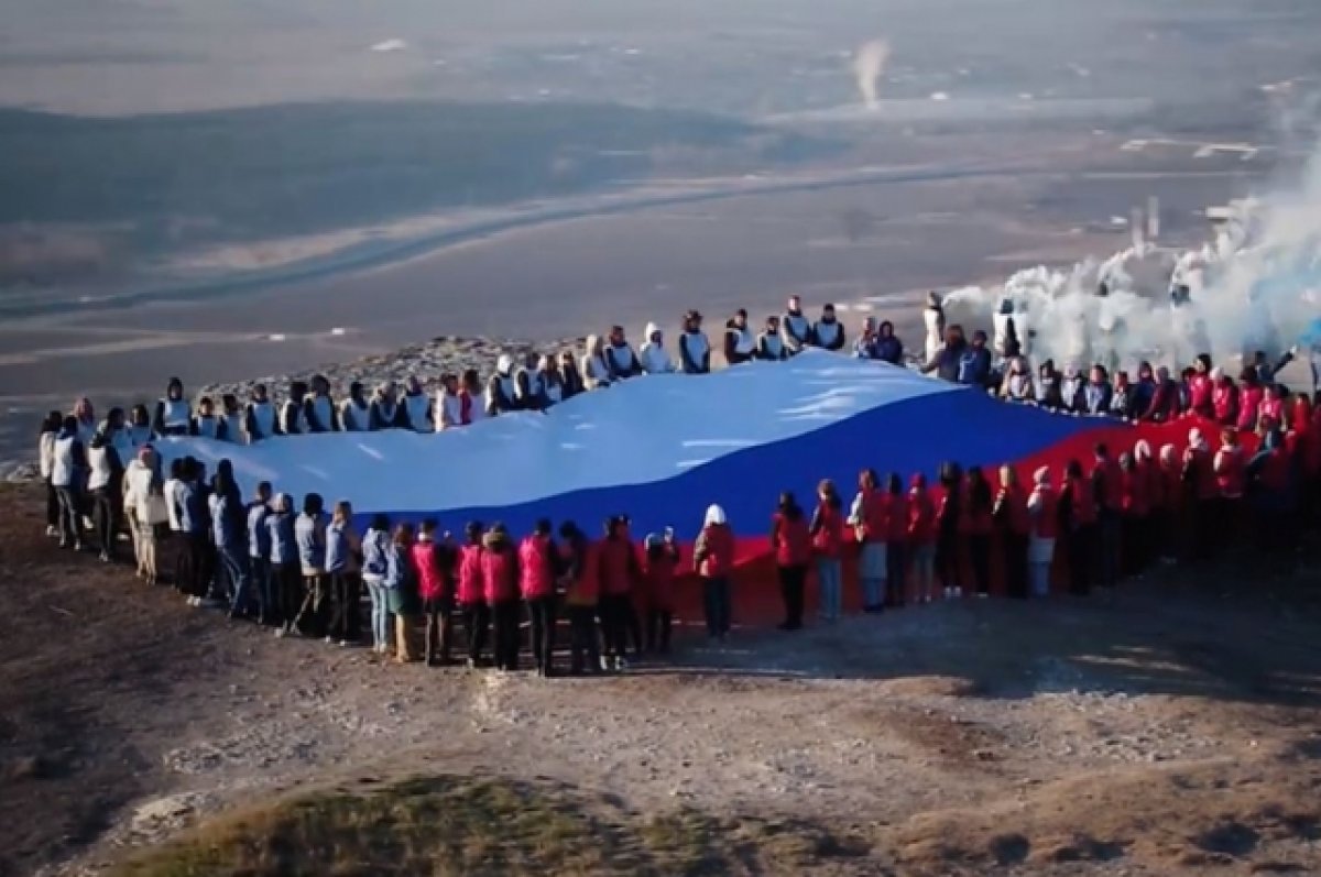 Флаг России развернули на вершине Белой скалы в Крыму