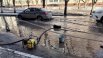 Оренбургская область. Мотопомпой пытаются откачать воду м дороги. 