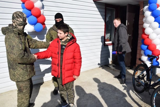 Фёдора у нового дома встречали военнослужащие. Они поблагодарили его за героический поступок.