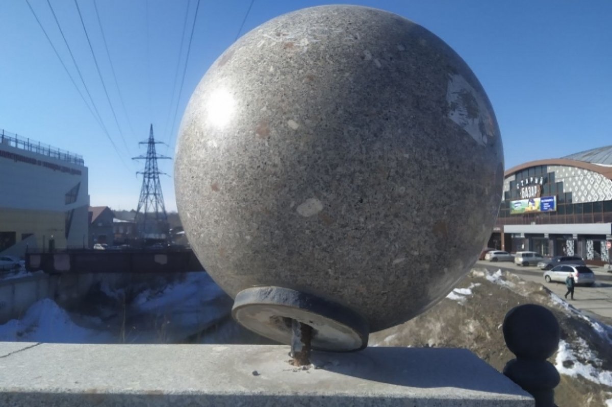 Горожане боятся, что гранитный шар упадет с моста через Барнаулку