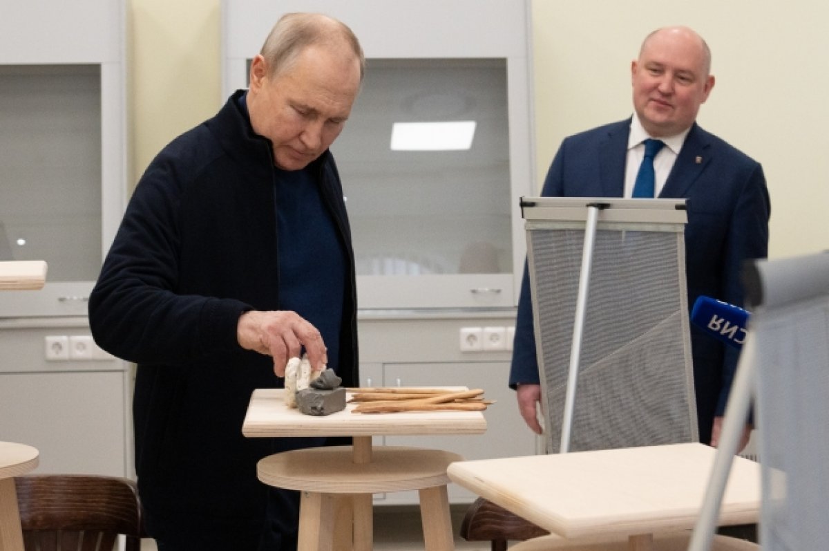 Путин ознакомился с примерами работ в школе искусств в Севастополе