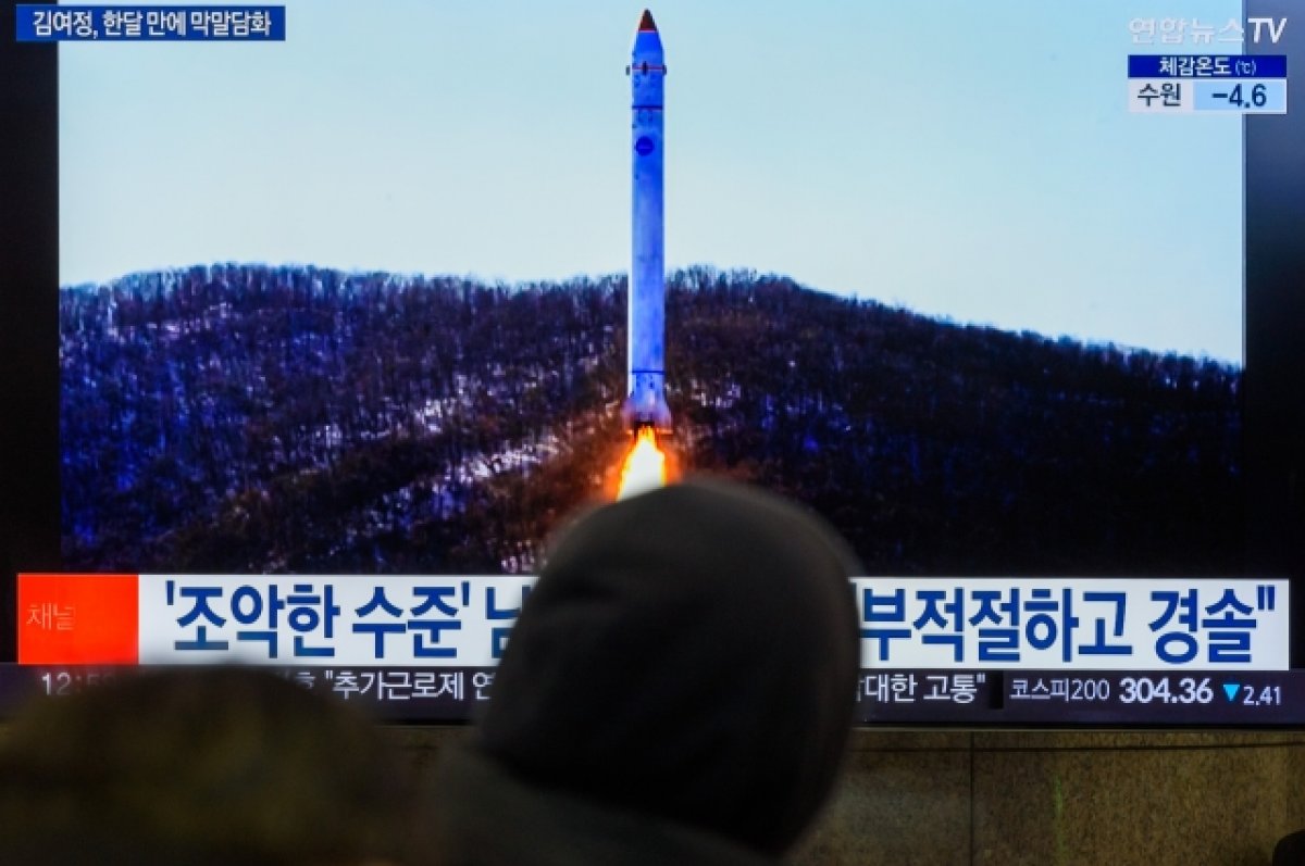 КНДР запустила баллистическую ракету в сторону Японского моря - Рёнхап