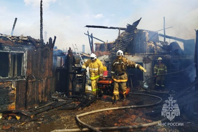 От огня пострадали дом и хозяйственные постройки на площади 255 кв. метроов.