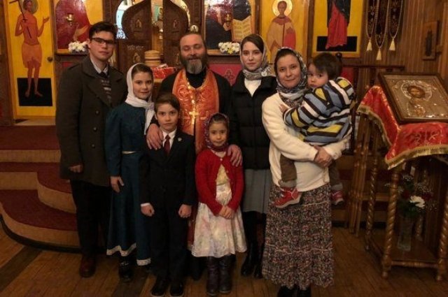 Вся семья в отца Алексея храме Вознесения господня в Корсакове