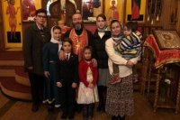 Вся семья в отца Алексея храме Вознесения господня в Корсакове