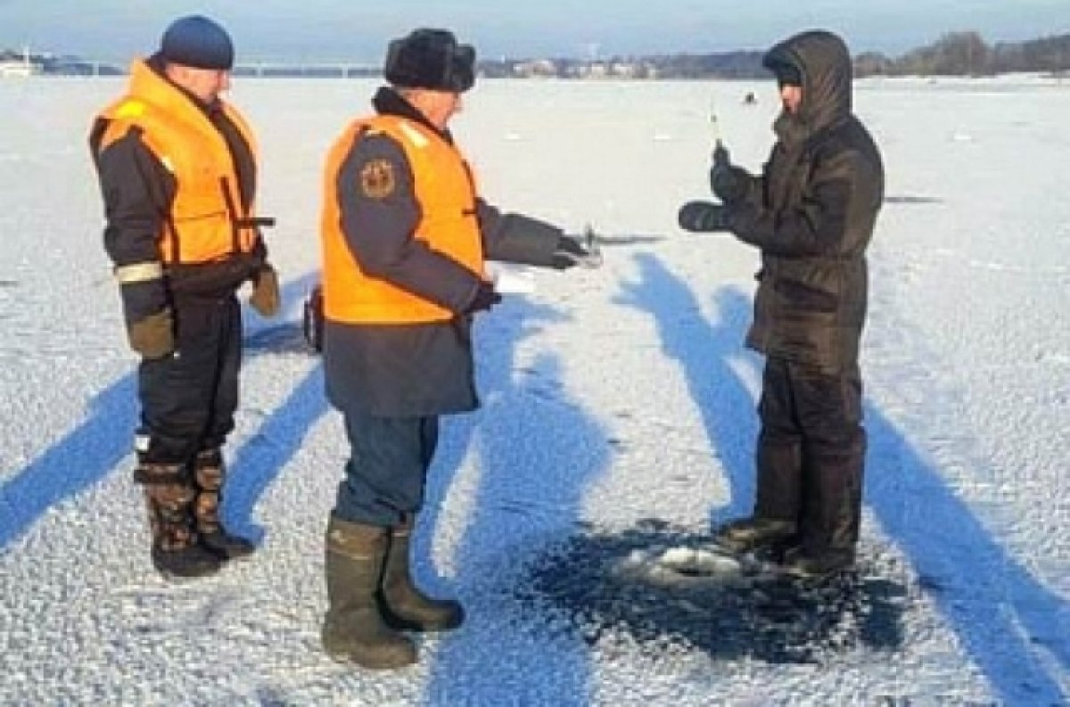 Запрет выхода на лед на рыбинском водохранилище. Запрет выхода на лед. Толщина льда в Ярославле. Проверяют лед. Выход на лед запрещен.