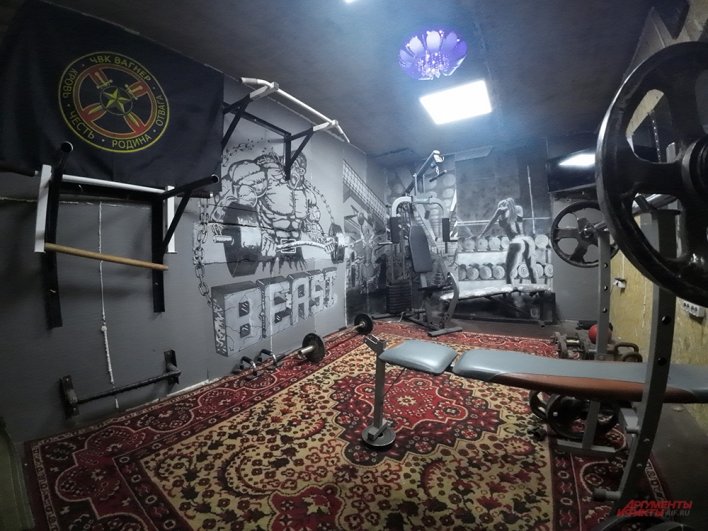 В одном из освобожденных городов, недалеко от Артемовска, в подвале дома бойцы Вагнера организовали тренировочный зал из подручных средств.